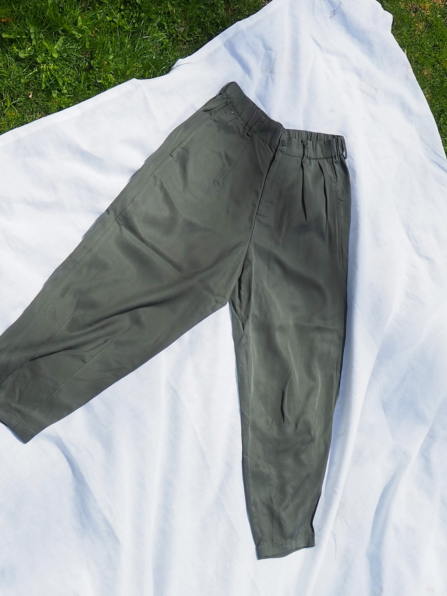 image of model wearing loose trouser with back pocket.